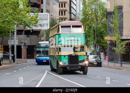 19th mars 2022, Sydney Australie : les bus à impériale d'époque de Sydney ont effectué des excursions gratuites toute la journée pour l'anniversaire du pont du port de Sydney en 90th Banque D'Images