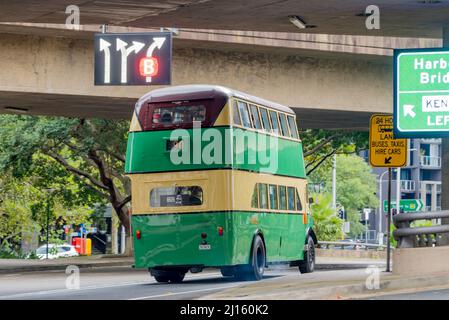 19th mars 2022, Sydney Australie : les bus à impériale d'époque de Sydney ont effectué des excursions gratuites toute la journée pour l'anniversaire du pont du port de Sydney en 90th Banque D'Images