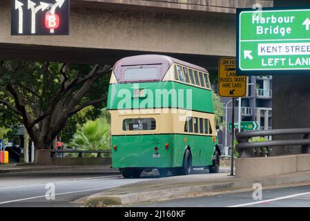 19th mars 2022, Sydney Australie : les bus à impériale d'époque de Sydney ont effectué des excursions gratuites toute la journée pour l'anniversaire du pont du port de Sydney en 90th Banque D'Images