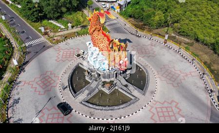 Rotation aérienne autour du rond-point avec statue de poisson avec tête de barong dans le port de Pelabuhan Benoa à Bali Banque D'Images