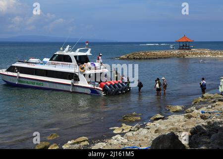 Un bateau rapide avec cinq gros moteurs hors-bord au port de Sanur attendant d'emmener des passagers à l'île de Nusa Penida à Bali, en Indonésie. Banque D'Images