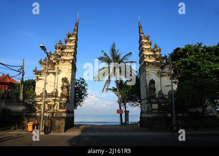 Tôt le matin à Kuta Beach à Bali, Indonésie avec l'entrée principale de la plage. Banque D'Images