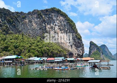 Vue panoramique sur le village musulman flottant de Koh Panyee Banque D'Images