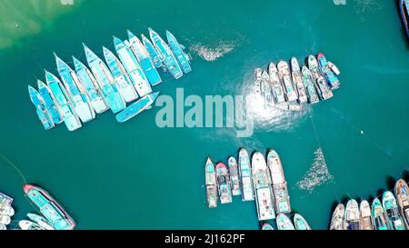 Un bateau indonésien classique en bois pour les safaris de plongée. Amarré à l'île de Bali en Indonésie Banque D'Images