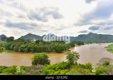 Vue sur la rivière Kwai et les montagnes depuis le point de vue de Wat Tham Khao Pun Banque D'Images