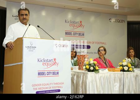 New Delhi, Inde. 21st mars 2022. Praful Patel, MP & President All India football Federation, Sara Abdullah Pilot, Présidente, CEQUIN, à la conférence de CEQUIN Inde intitulée l'égalité des sexes par le biais du football. Sachant que la coupe du monde des femmes des moins de 17 ans de la FIFA est prévue en Inde en octobre, qui pourrait être exploré comme un modèle durable pour l'autonomisation des filles (photo par Jyoti Kapoor/Pacific Press) crédit: Pacific Press Media production Corp./Alay Live News Banque D'Images