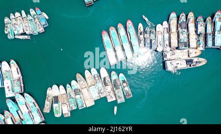 Un bateau indonésien classique en bois pour les safaris de plongée. Amarré à l'île de Bali en Indonésie Banque D'Images