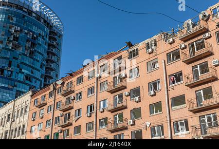 Kiev, Ukraine. 21st mars 2022. Un bâtiment résidentiel est endommagé suite à une attaque russe de bombardement à Kiev. Alors que l'invasion russe de l'Ukraine s'amenuise dans sa troisième semaine, les forces russes ont de plus en plus commencé à cibler les zones résidentielles de Kiev, causant des pertes civiles et des destructions à grande échelle dans les immeubles et les infrastructures d'appartements. Crédit : SOPA Images Limited/Alamy Live News Banque D'Images