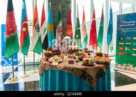 New York, New York, États-Unis. 22nd mars 2022. Célébration par les Nations Unies de Nowruz - nouvel an perse au Siège de New York. Missions de l'Afghanistan, de l'Inde, de l'Iran, de l'Ouzbékistan, de l'Azerbaïdjan, Turkménistan, Irak, Kirghizistan, Pakistan, Tadjikistan, Kazakhstan, Turquie a mis en place la table de Haft-Sin avec tous les articles traditionnels tels que le Coran, miroir, bougies, oeufs peints, un bol d'eau avec des poissons rouges, des pièces de monnaie, des fleurs de jacinthe, et de la nourriture. (Credit image: © Lev Radin/Pacific Press via ZUMA Press Wire) Banque D'Images