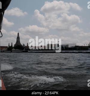 Temple bouddhiste de l'Aube aka Wat Arun Ratchawararam Ratchawaramahawihan aka Wat Arun sur la rivière Chao Phraya Bangkok Thaïlande Banque D'Images