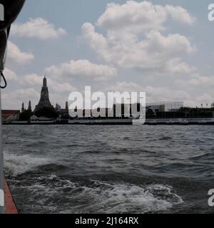 Temple bouddhiste de l'Aube aka Wat Arun Ratchawararam Ratchawaramahawihan aka Wat Arun sur la rivière Chao Phraya Bangkok Thaïlande Banque D'Images