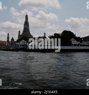 Temple bouddhiste de l'Aube aka Wat Arun Ratchawararam Ratchawaramahawihan aka Wat Arun sur la rivière Chao Phraya Bangkok Thaïlande Banque D'Images