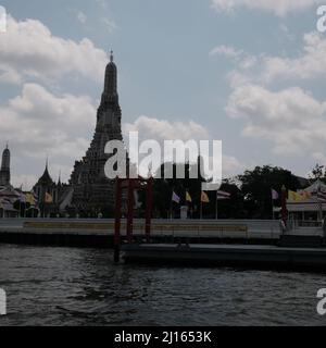 Temple bouddhiste de l'Aube aka Wat Arun Ratchawararam Ratchawaramahawihan aka Wat Arun sur la rivière Chao Phraya Bangkok Thaïlande Banque D'Images