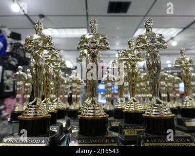 Los Angeles, États-Unis. 23rd mars 2022. Dans une boutique de souvenirs sur Hollywood Boulevard, il y a des trophées calqués sur les Oscars. Les Oscars 94th sont prévus pour le 27 mars. Credit: Barbara Munker/dpa/Alay Live News Banque D'Images