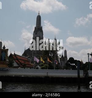 Temple bouddhiste de l'Aube aka Wat Arun Ratchawararam Ratchawaramahawihan aka Wat Arun sur la rivière Chao Phraya Bangkok Thaïlande Banque D'Images