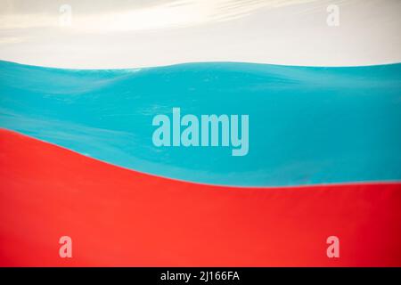 Drapeau de la Russie par vagues. Vibration du tissu dans le vent. Couleurs du drapeau national. Bande blanche, bleue et rouge. Banque D'Images