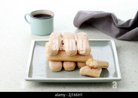 Cuisine italienne Ladyfinger Savoiardi. Biscuits à l'éponge doux biscuits Tiramisu sur table blanche. Banque D'Images