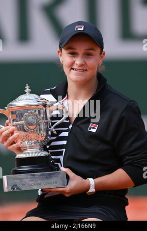 Photo du dossier datée du 08 juin 2019, Ashleigh Barty, d'Australie, célèbre la victoire à la suite de la finale féminine contre Marketa Vondrousova, de la République tchèque, lors du 14 e jour de l'Open de France 2019 à Roland Garros à Paris, en France. Ash Barty, le monde n° 1, a stupéfié le monde du tennis en annonçant sa retraite du sport à l'âge de 25 ans. Une Barty émotive a fait la une des plus grandes nouvelles lors d'une interview avec Casey Dellacqua via ses réseaux sociaux mercredi. Photo de Laurent Zabulon / ABACAPRESS.COM Banque D'Images