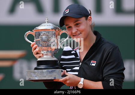 Photo du dossier datée du 08 juin 2019, Ashleigh Barty, d'Australie, célèbre la victoire à la suite de la finale féminine contre Marketa Vondrousova, de la République tchèque, lors du 14 e jour de l'Open de France 2019 à Roland Garros à Paris, en France. Ash Barty, le monde n° 1, a stupéfié le monde du tennis en annonçant sa retraite du sport à l'âge de 25 ans. Une Barty émotive a fait la une des plus grandes nouvelles lors d'une interview avec Casey Dellacqua via ses réseaux sociaux mercredi. Photo de Laurent Zabulon / ABACAPRESS.COM Banque D'Images