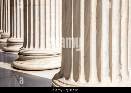 Piliers de suite. Colonnes classiques en marbre blanc, bâtiment Justice, colonnade entrée cour, vue rapprochée Banque D'Images