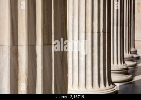 Piliers de suite. Colonnes classiques en marbre blanc, bâtiment Justice, colonnade entrée cour, vue rapprochée Banque D'Images