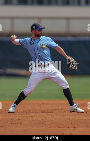 Port Charlotte, FL États-Unis : Brandon Lowe (8), deuxième joueur de base des Rays de Tampa Bay, se lance en premier pour la sortie lors d'un match de baseball d'entraînement de printemps contre les Banque D'Images