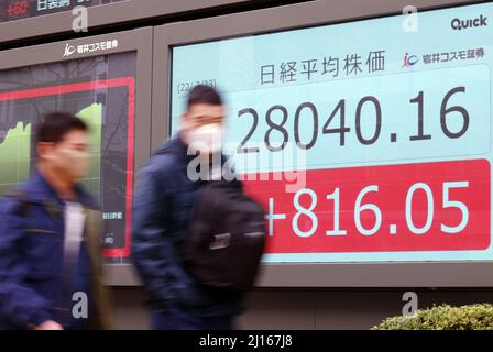 Tokyo, Japon. 23rd mars 2022. Les piétons passent devant un tableau des prix des actions à Tokyo le mercredi 23 mars 2022. Le cours des actions japonaises a bondi de 816,05 yens pour se fermer à 28 040,16 yens à la Bourse de Tokyo. Credit: Yoshio Tsunoda/AFLO/Alay Live News Banque D'Images