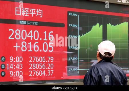 Tokyo, Japon. 23rd mars 2022. Un homme regarde un tableau du cours des actions à Tokyo le mercredi 23 mars 2022. Le cours des actions japonaises a bondi de 816,05 yens pour se fermer à 28 040,16 yens à la Bourse de Tokyo. Credit: Yoshio Tsunoda/AFLO/Alay Live News Banque D'Images
