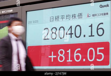 Tokyo, Japon. 23rd mars 2022. Un piéton passe devant un tableau des cours des actions à Tokyo le mercredi 23 mars 2022. Le cours des actions japonaises a bondi de 816,05 yens pour se fermer à 28 040,16 yens à la Bourse de Tokyo. Credit: Yoshio Tsunoda/AFLO/Alay Live News Banque D'Images