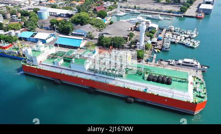 Unité de stockage et de regazéification flottante rouge et blanc, FSRU, navire de GNL dans le port de Benoa sous un ciel bleu clair. Banque D'Images