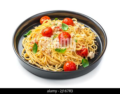 Les pâtes cuites à la feta, aux tomates et à l'ail sont isolées sur un fond blanc. Pâtes tendance à la feta aux herbes et au basilic sur fond gris. Banque D'Images