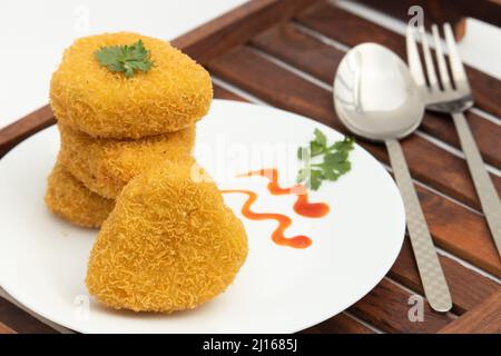 Coeur Veg Paneer Cutlet Tikki avec Bhujia Sev revêtement en fromage cottage indien épices Maida légumes verts comme Carrot, B Banque D'Images