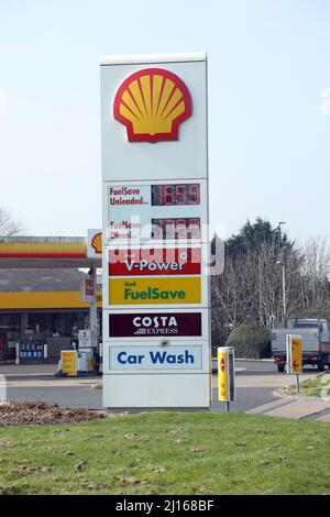 Peterborough, Royaume-Uni. 22nd mars 2022. Un garage Shell à Peterborough aujourd'hui, le 21 mars 2022. Les prix de l'essence sans plomb sont de 165,9p par litre et de 179,9p par litre. Le chancelier Rishi Sunak a fait sa déclaration de printemps demain, et les automobilistes espèrent qu’il pourrait réduire les taxes sur le carburant à mesure que le prix du plein de carburant augmente rapidement. Crédit : Paul Marriott/Alay Live News Banque D'Images