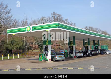 Peterborough, Royaume-Uni. 22nd mars 2022. Un garage BP à Peterborough aujourd'hui, le 21 mars 2022. Les prix de l'essence sans plomb sont de 165,9p par litre et de 177,9p par litre. Le chancelier Rishi Sunak a fait sa déclaration de printemps demain, et les automobilistes espèrent qu’il pourrait réduire les taxes sur le carburant à mesure que le prix du plein de carburant augmente rapidement. Crédit : Paul Marriott/Alay Live News Banque D'Images