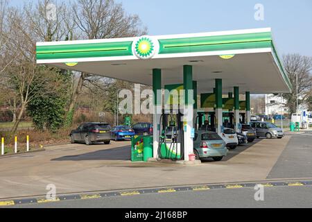 Peterborough, Royaume-Uni. 22nd mars 2022. Un garage BP à Peterborough aujourd'hui, le 21 mars 2022. Les prix de l'essence sans plomb sont de 165,9p par litre et de 177,9p par litre. Le chancelier Rishi Sunak a fait sa déclaration de printemps demain, et les automobilistes espèrent qu’il pourrait réduire les taxes sur le carburant à mesure que le prix du plein de carburant augmente rapidement. Crédit : Paul Marriott/Alay Live News Banque D'Images