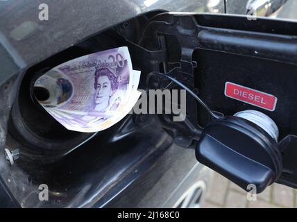 Peterborough, Royaume-Uni. 22nd mars 2022. Le chancelier Rishi Sunak a fait sa déclaration de printemps demain, et les automobilistes espèrent qu’il pourrait réduire les taxes sur le carburant à mesure que le prix du plein de carburant augmente rapidement. La photo montre £100, qui est combien il coûterait de remplir cette Nissan Qashqai diesel à Peterborough aujourd'hui, le 21 mars 2022. Crédit : Paul Marriott/Alay Live News Banque D'Images