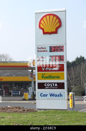 Peterborough, Royaume-Uni. 22nd mars 2022. Un garage Shell à Peterborough aujourd'hui, le 21 mars 2022. Les prix de l'essence sans plomb sont de 165,9p par litre et de 179,9p par litre. Le chancelier Rishi Sunak a fait sa déclaration de printemps demain, et les automobilistes espèrent qu’il pourrait réduire les taxes sur le carburant à mesure que le prix du plein de carburant augmente rapidement. Crédit : Paul Marriott/Alay Live News Banque D'Images