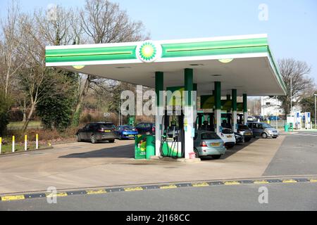 Peterborough, Royaume-Uni. 22nd mars 2022. Un garage BP à Peterborough aujourd'hui, le 21 mars 2022. Les prix de l'essence sans plomb sont de 165,9p par litre et de 177,9p par litre. Le chancelier Rishi Sunak a fait sa déclaration de printemps demain, et les automobilistes espèrent qu’il pourrait réduire les taxes sur le carburant à mesure que le prix du plein de carburant augmente rapidement. Crédit : Paul Marriott/Alay Live News Banque D'Images