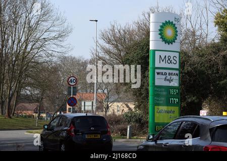 Peterborough, Royaume-Uni. 22nd mars 2022. Un garage BP à Peterborough aujourd'hui, le 21 mars 2022. Les prix de l'essence sans plomb sont de 165,9p par litre et de 177,9p par litre. Le chancelier Rishi Sunak a fait sa déclaration de printemps demain, et les automobilistes espèrent qu’il pourrait réduire les taxes sur le carburant à mesure que le prix du plein de carburant augmente rapidement. Crédit : Paul Marriott/Alay Live News Banque D'Images