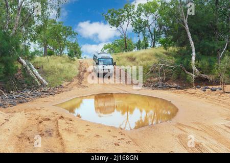 4WD Toyota Coaster Motorhome voyageant hors route sur une piste de sable dans le centre du Queensland, Queensland, Australie Banque D'Images