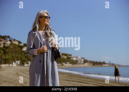 Bonne femme mûre souriant à l'extérieur Banque D'Images