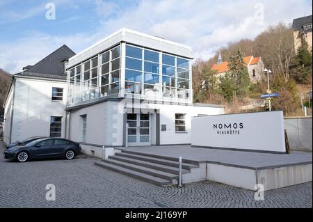 25 février 2022, Saxe, Glashütte: Le bâtiment administratif de la fabrique de montres Nomos. Avec la protection des marques pour les montres de Glashütte, une nouvelle ère est à l'aube pour le total de dix manufactures. Photo: Sebastian Kahnert/dpa-Zentralbild/dpa Banque D'Images