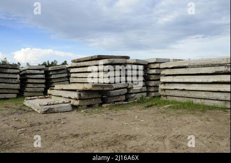 Blocs de béton, paysage, durcissement de surface, investissement, dalles de béton, ancienne, matière première, utilisée,affaires,béton, revêtement de sol, pose, verser, Banque D'Images
