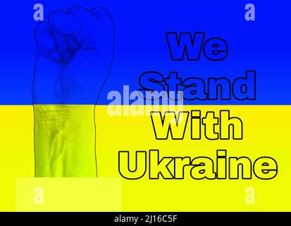 Poing de l'homme avec Un drapeau de l'Ukraine isolé sur notre stand avec l'Ukraine texte Ukraine drapeau couleur arrière-plan Banque D'Images