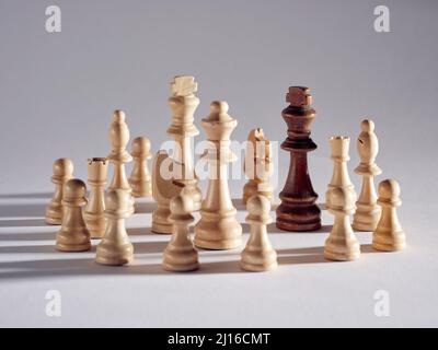 Le roi de pièce d'échecs est entouré par les pièces rivales. Stratégie gagnante dans le concept d'entreprise. Banque D'Images