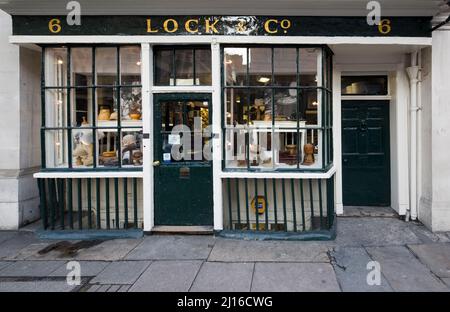 James Lock & Co. (Gegründet 1676), Schaufenster, James Lock & Co de St. James's Street, Londres (fondée en 1676) détient actuellement des mandats royaux pour disposition Banque D'Images