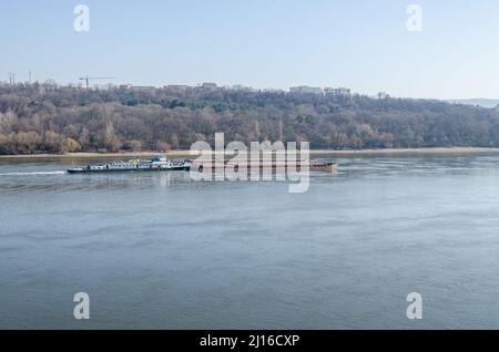 Un pétrolier en mouvement sur le Danube dans la ville de Novi Sad. Banque D'Images