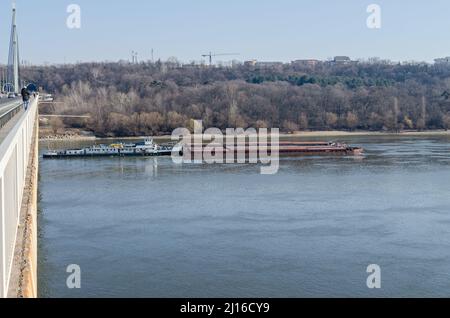 Un pétrolier en mouvement sur le Danube dans la ville de Novi Sad. Banque D'Images