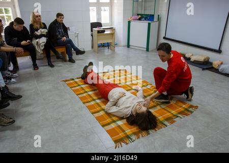 UZHHOROD, UKRAINE - 20 MARS 2022 - un instructeur enseigne aux gens comment administrer les premiers soins à un cours gratuit, Uzhhorod, région de Zakarpattia, Ouest Banque D'Images