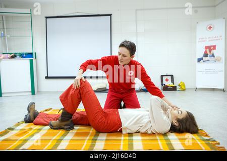 UZHHOROD, UKRAINE - 20 MARS 2022 - un instructeur enseigne aux gens comment administrer les premiers soins à un cours gratuit, Uzhhorod, région de Zakarpattia, Ouest Banque D'Images